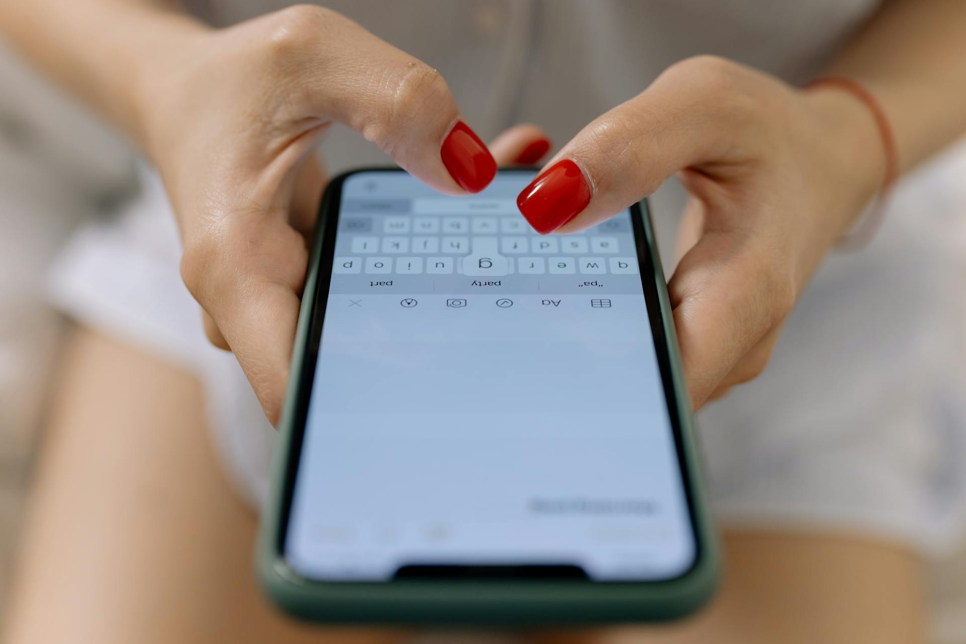 A woman texting | Source: Pexels