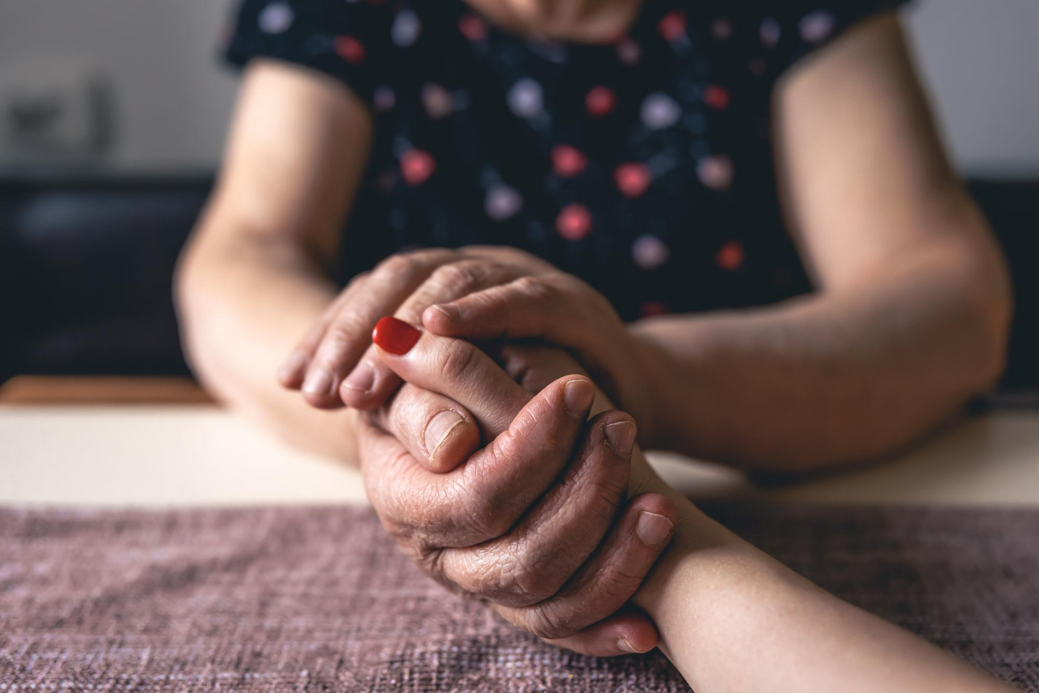Two women holding hands | Source: Freepik