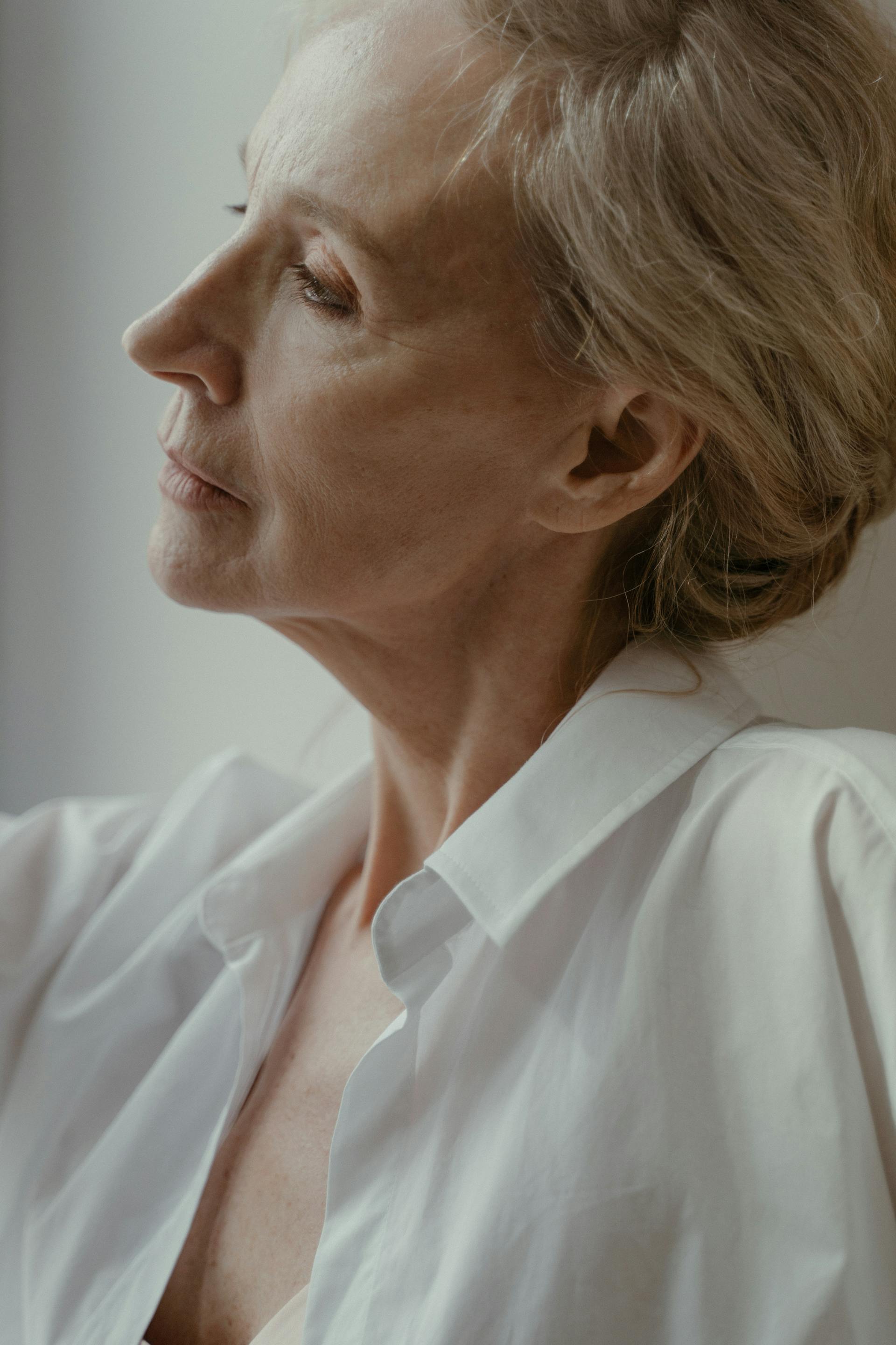 A woman staring at someone | Source: Pexels
