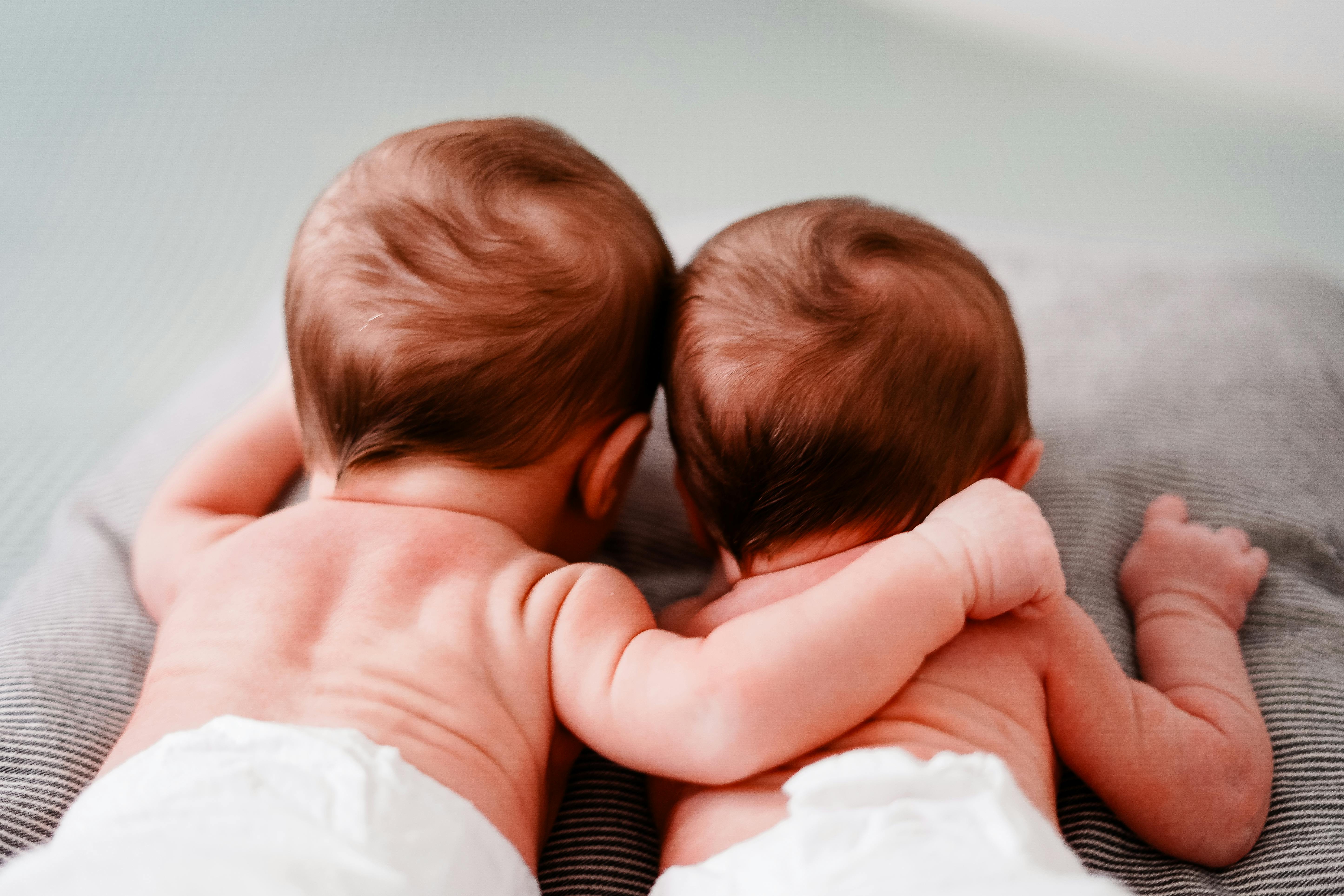 Newborn twins doing tummy time | Source: Pexels