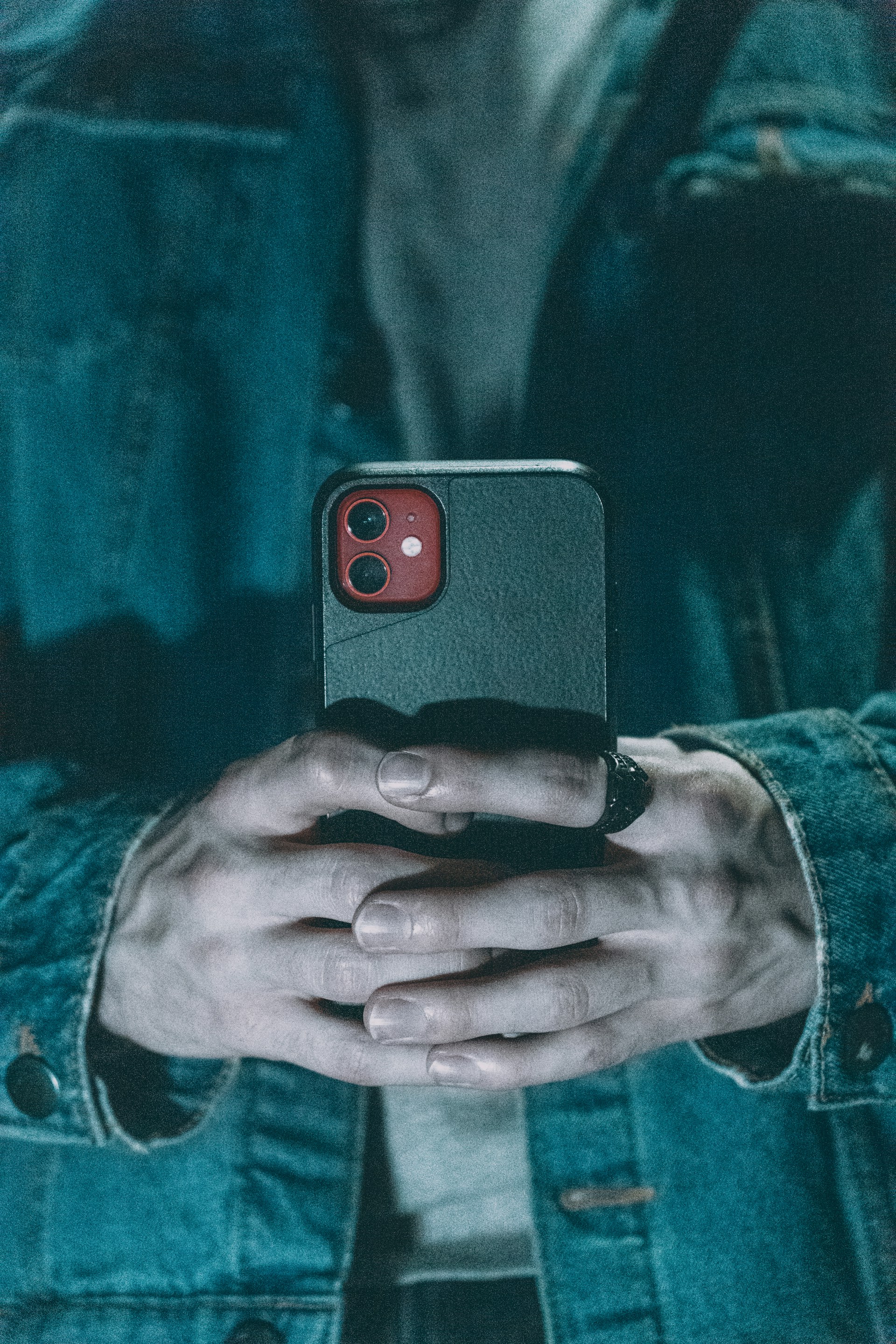 A man holding a phone | Source: Unsplash