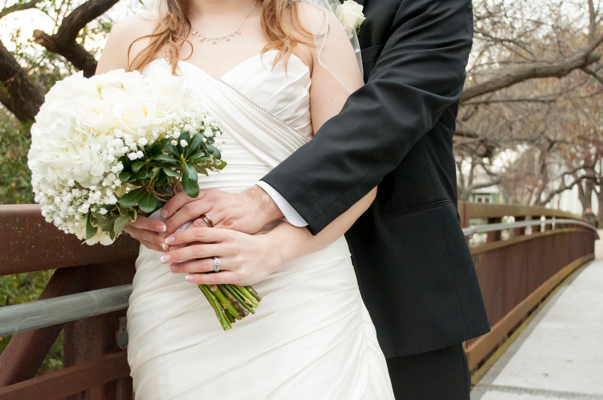 Bride and groom hugging | Source: Pexels
