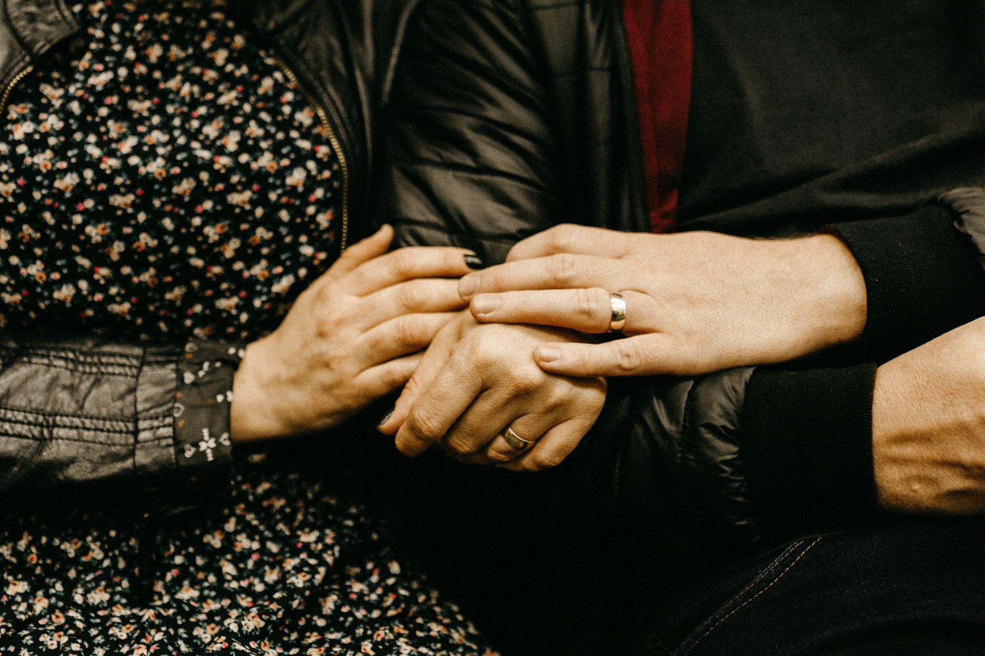 Zbliżenie pary trzymającej się za ręce | Źródło: Unsplash
