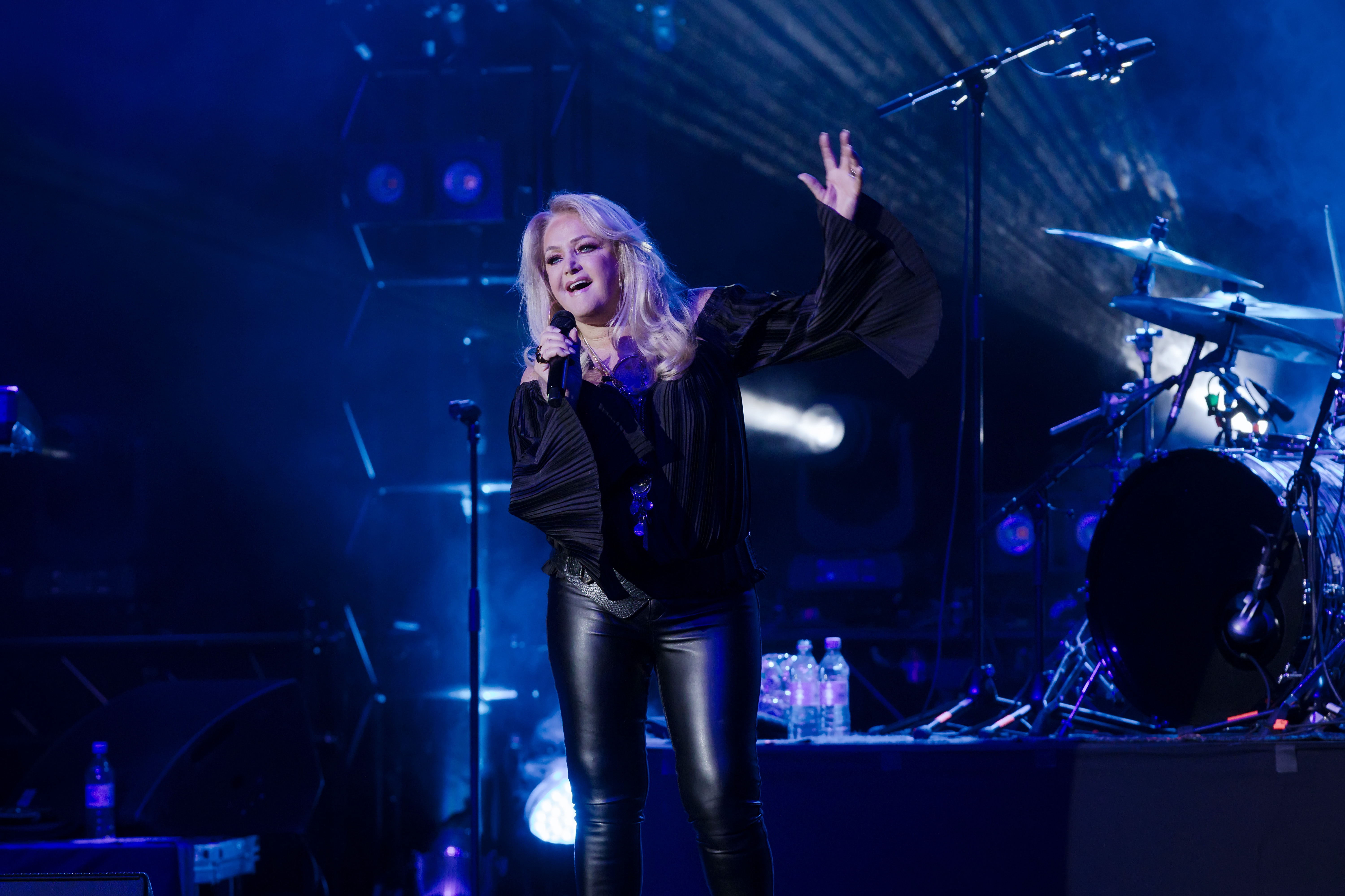 Bonnie Tyler performs live on stage during a concert at the Admiralspalast on October 2, 2023 in Berlin, Germany. | Source: Getty Images