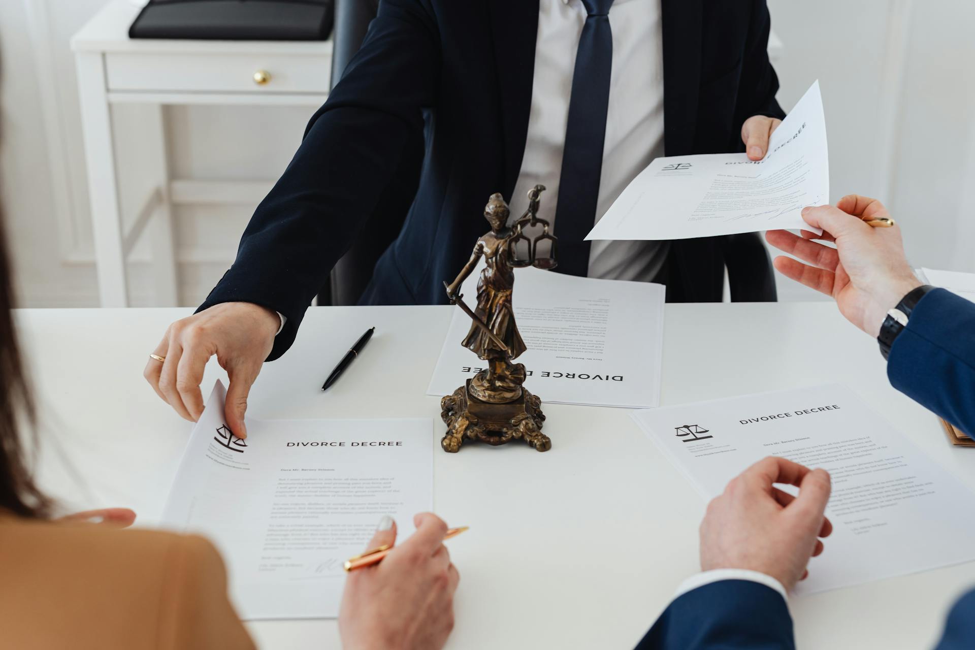 A couple signing their divorce papers | Source: Pexels