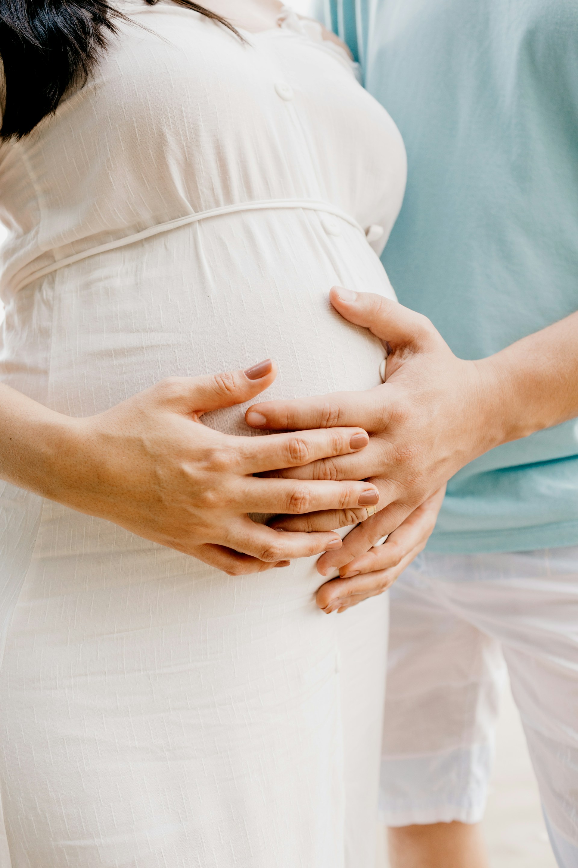 A man with his pregnant partner | Source: Unsplash