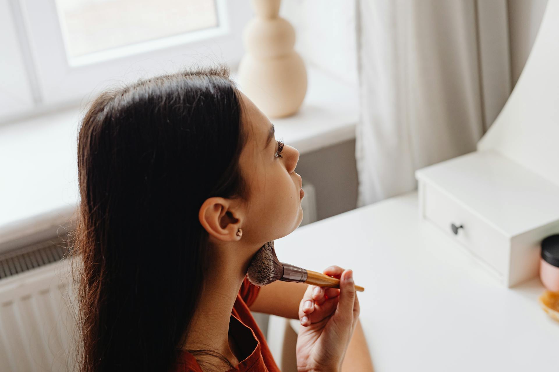 Een vrouw die make-up aanbrengt | Bron: Pexels