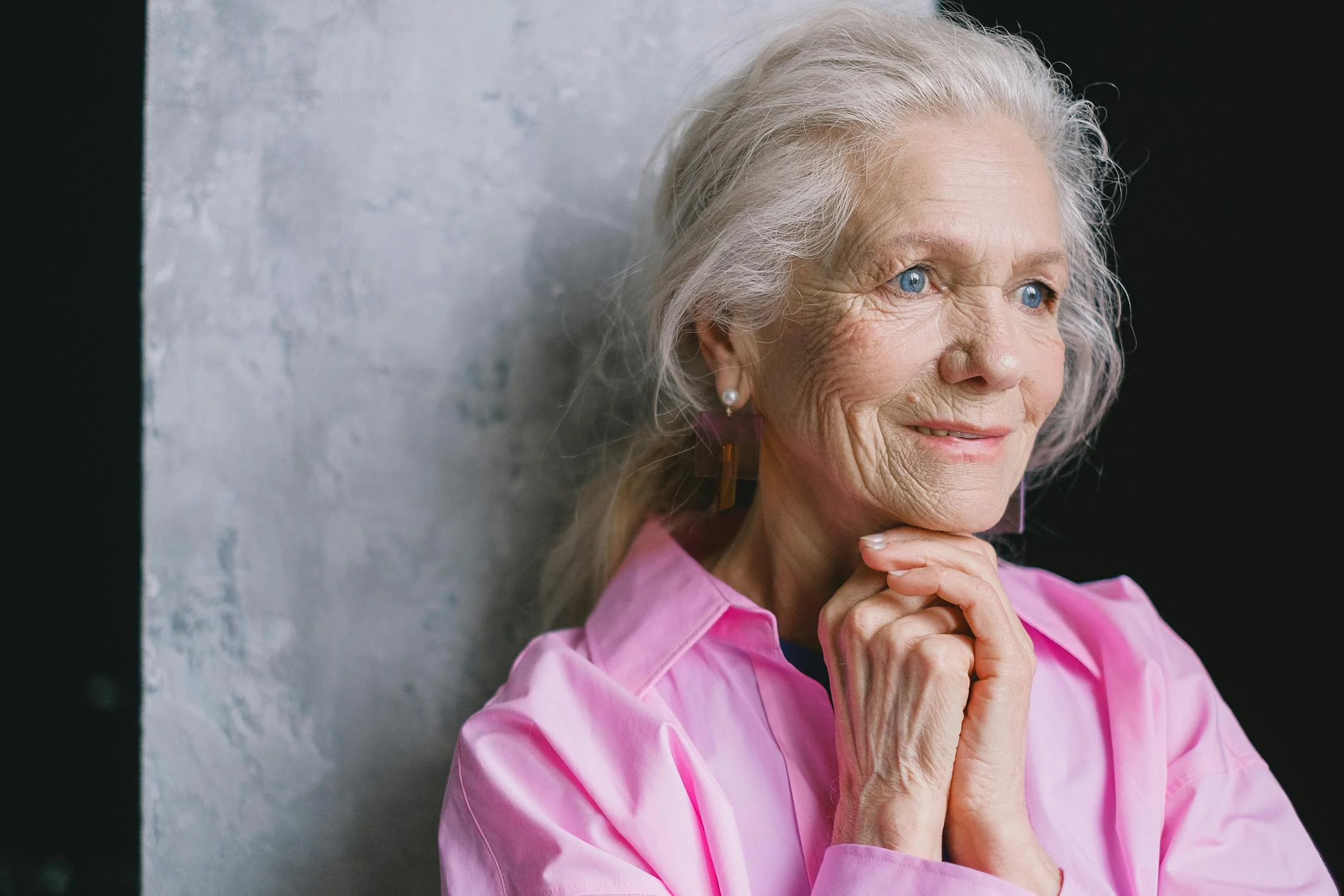 A smiling blue-eyed woman | Source: Pexels