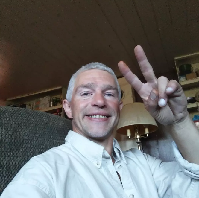 Matt Brown poses for a selfie at home while making a peace sign on September 29, 2023 | Source: Instagram/mattbrown511