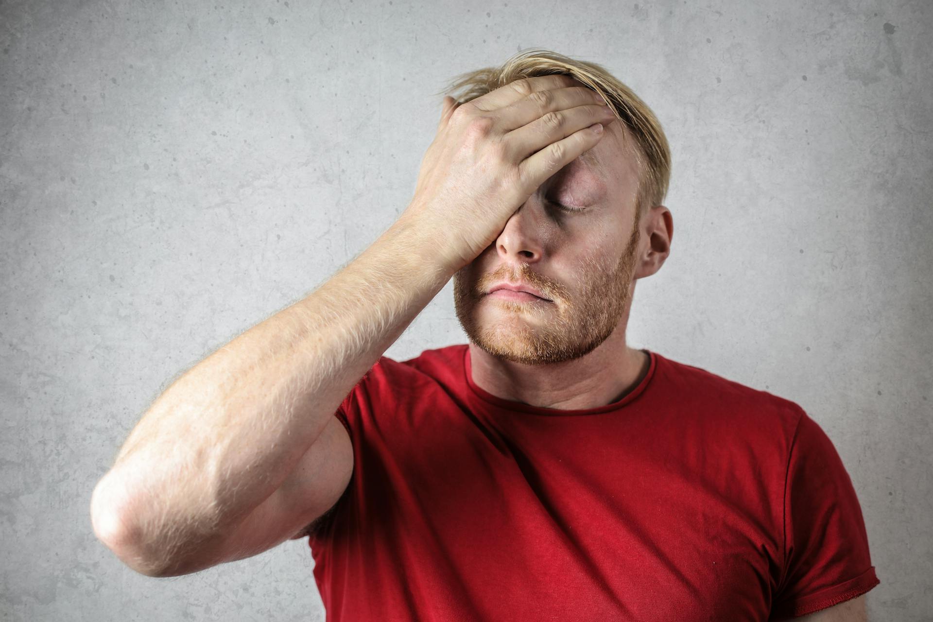 An man rubbing his forehead | Source: Pexels