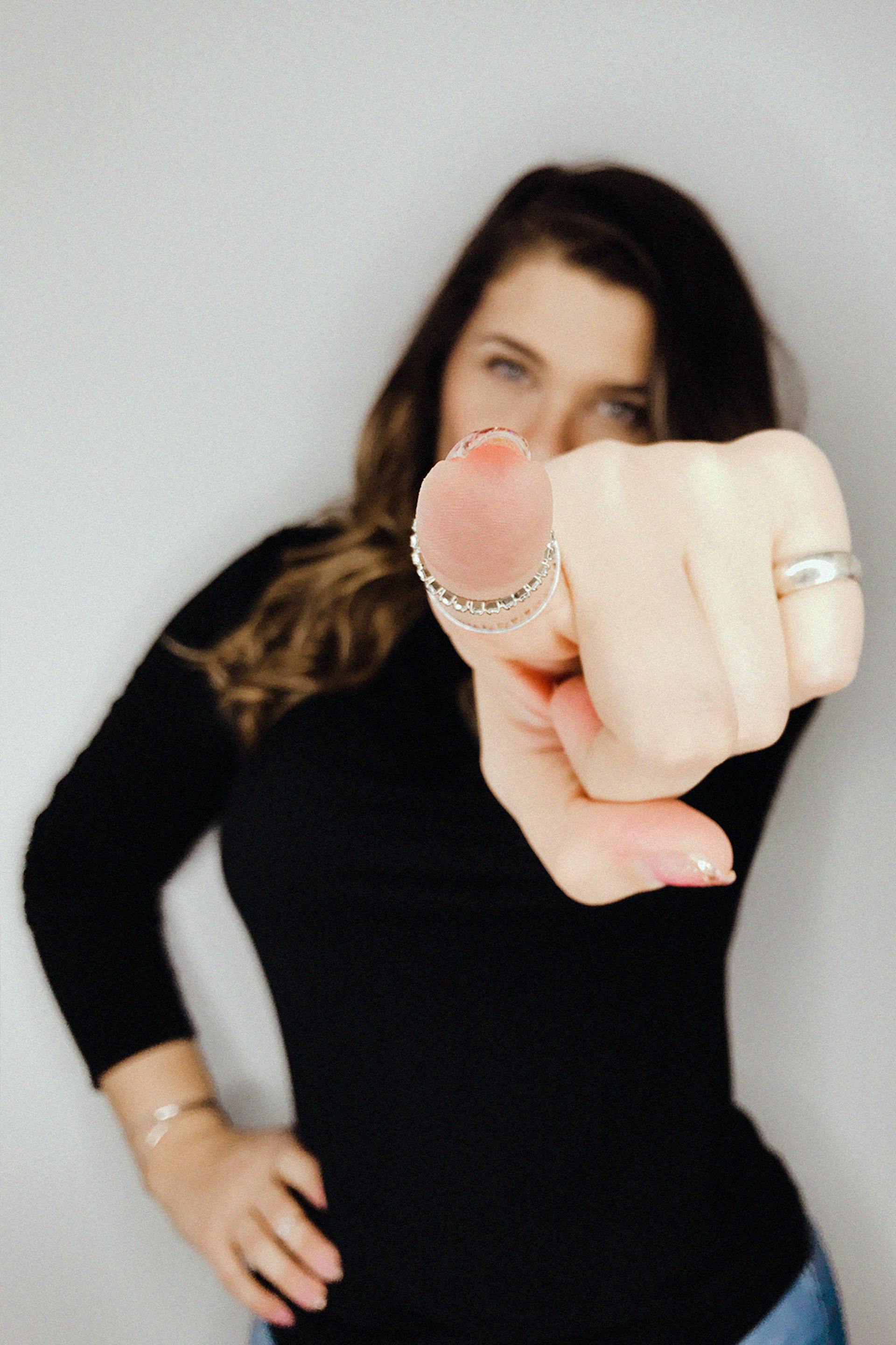 A woman pointing at someone | Source: Pexels
