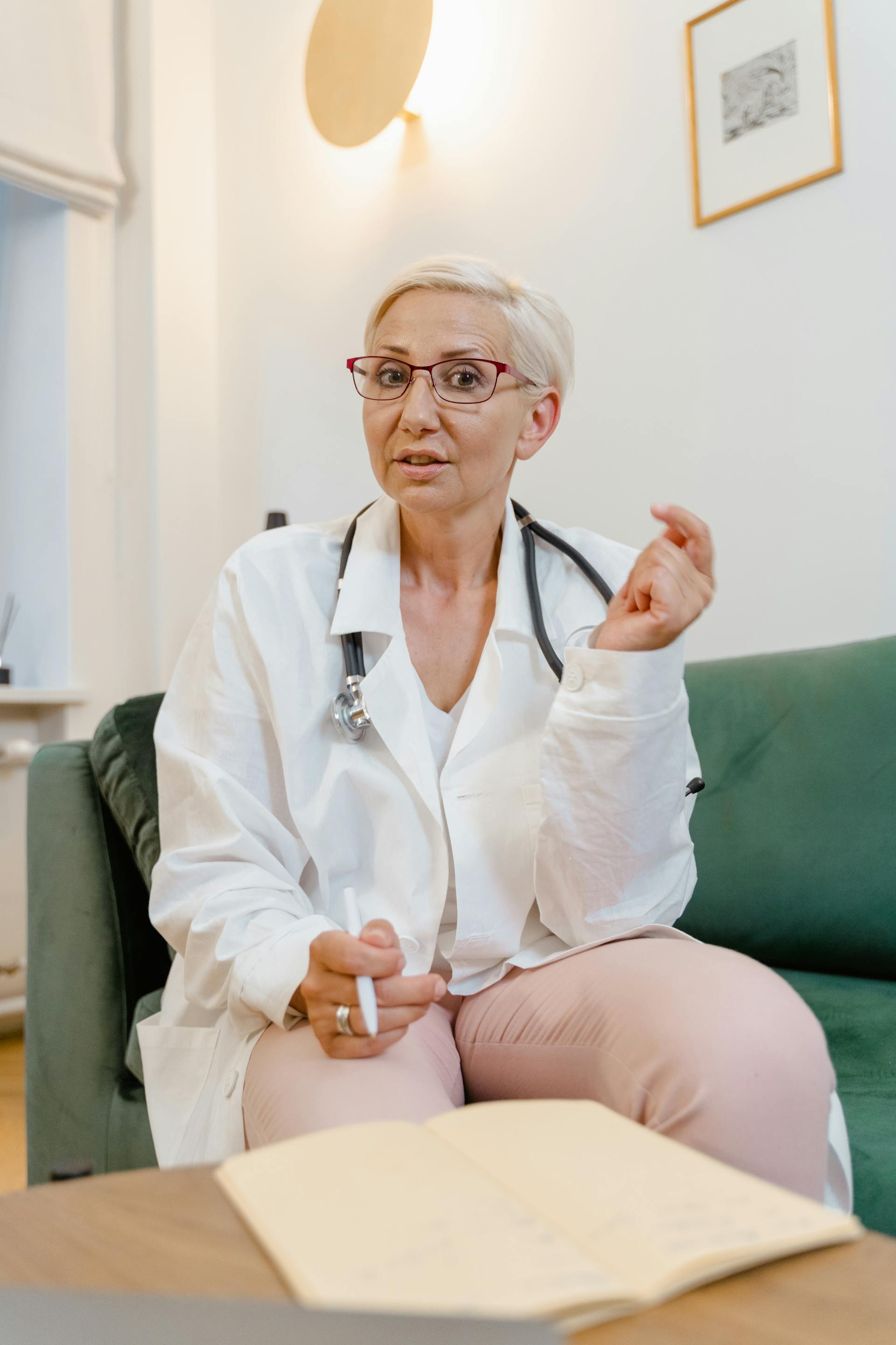 A female doctor sitting on a couch | Source: Pexels