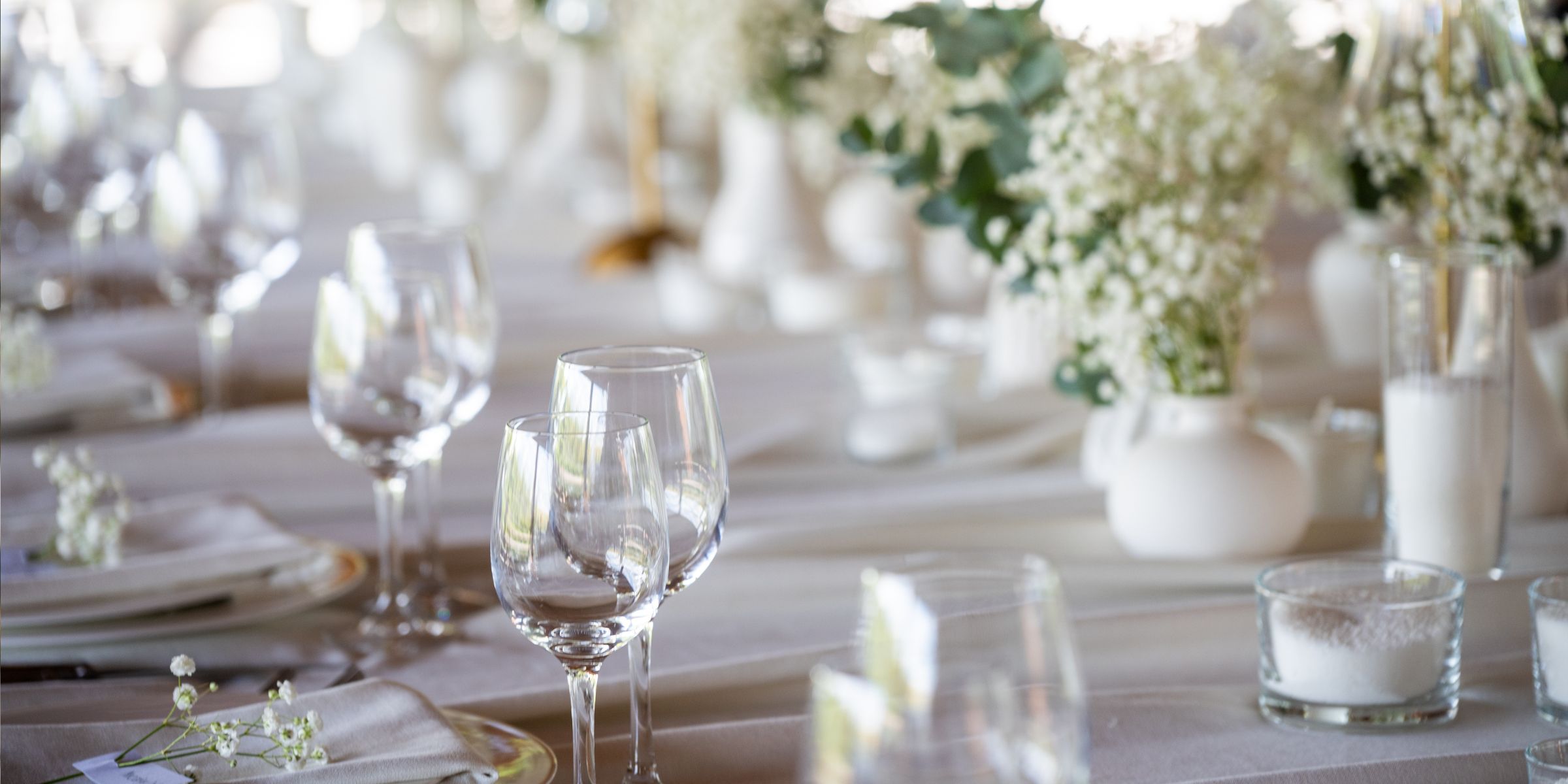 A beautiful table setting with flowers and cutlery on a wooden table at a wedding | Source: Shutterstock