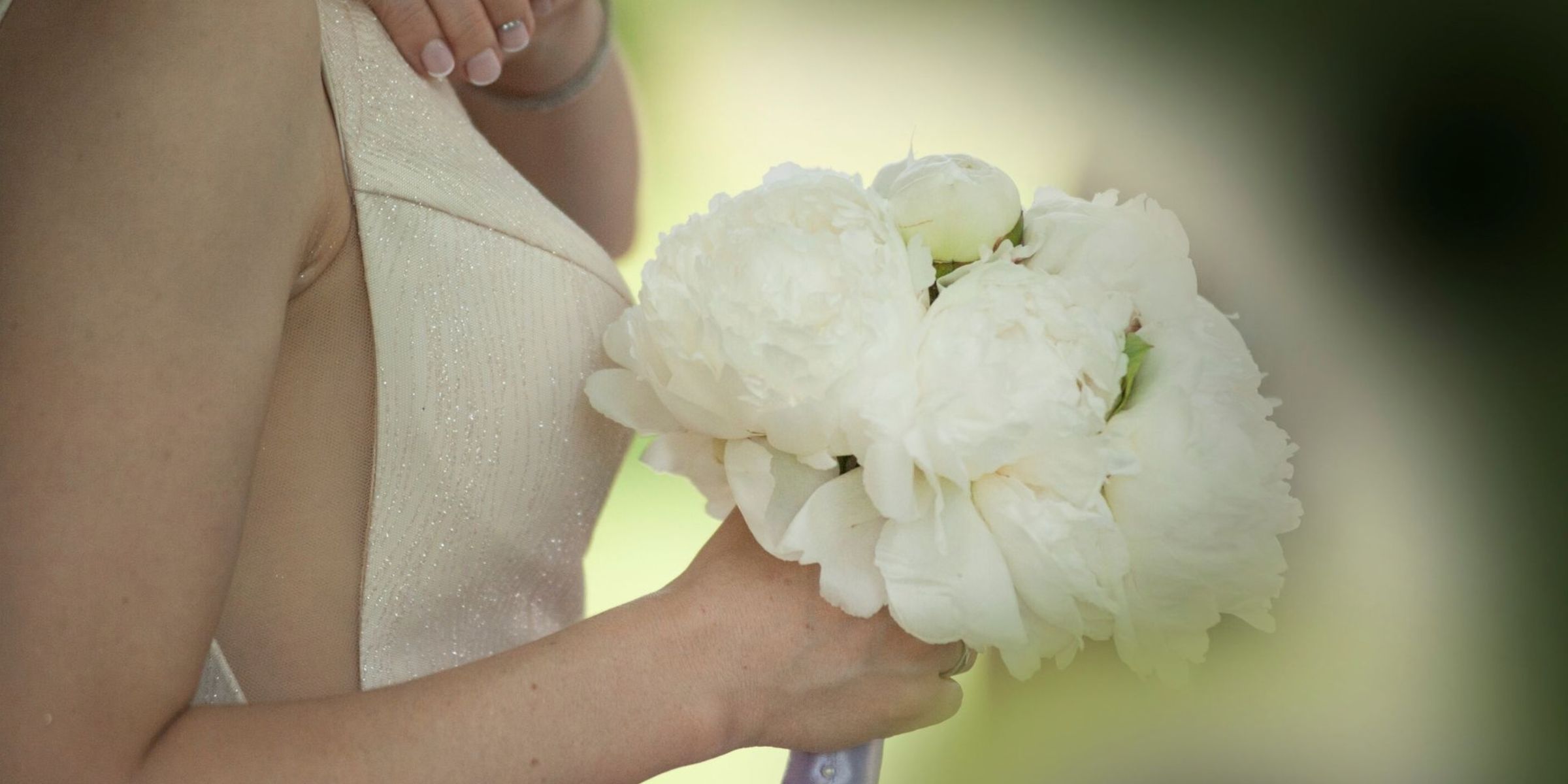 Bride holding an elegant bouquet of white flowers | Source: Pexels