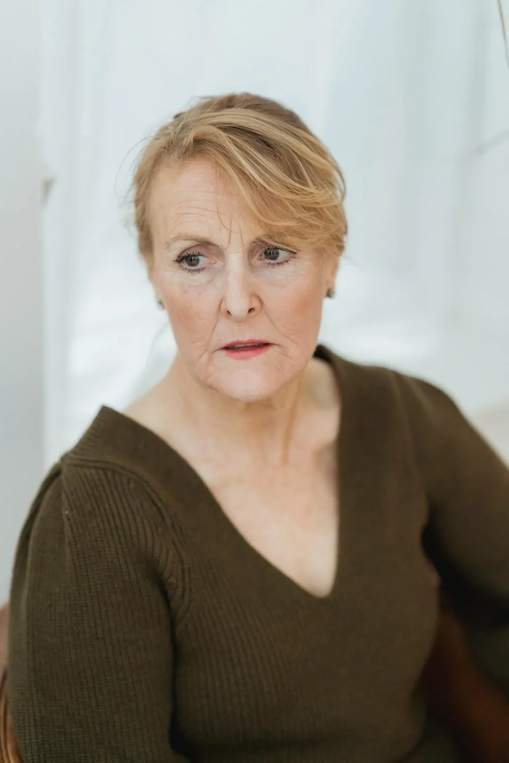 An unsure mature woman | Source: Pexels