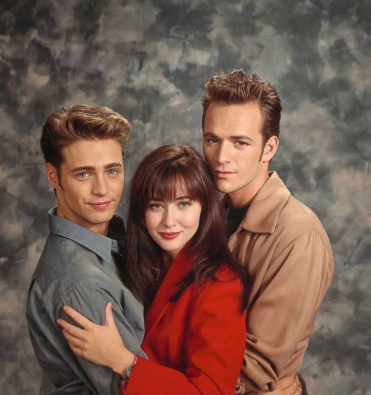 Jason Priestley, Luke Perry, and Shannen Doherty pose for a portrait on the set of "Beverly Hills, 90210" in September 1991 | Source: Getty Images