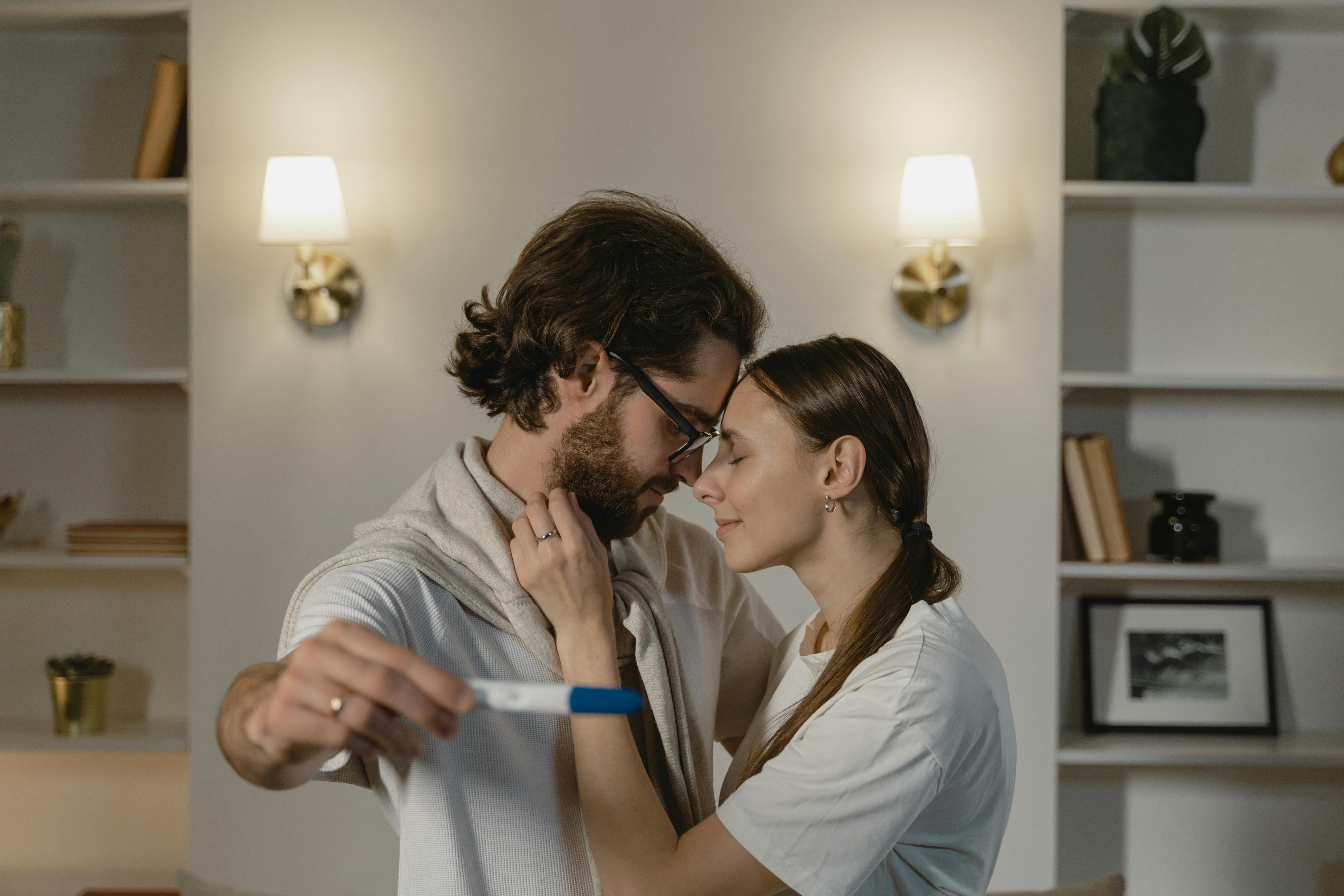 A happy couple celebrating their pregnancy | Source: Pexels