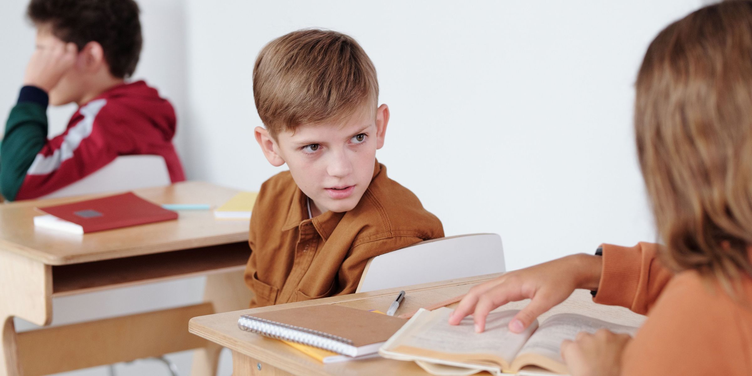 A young boy sitting in a classroom | Source: Pexels