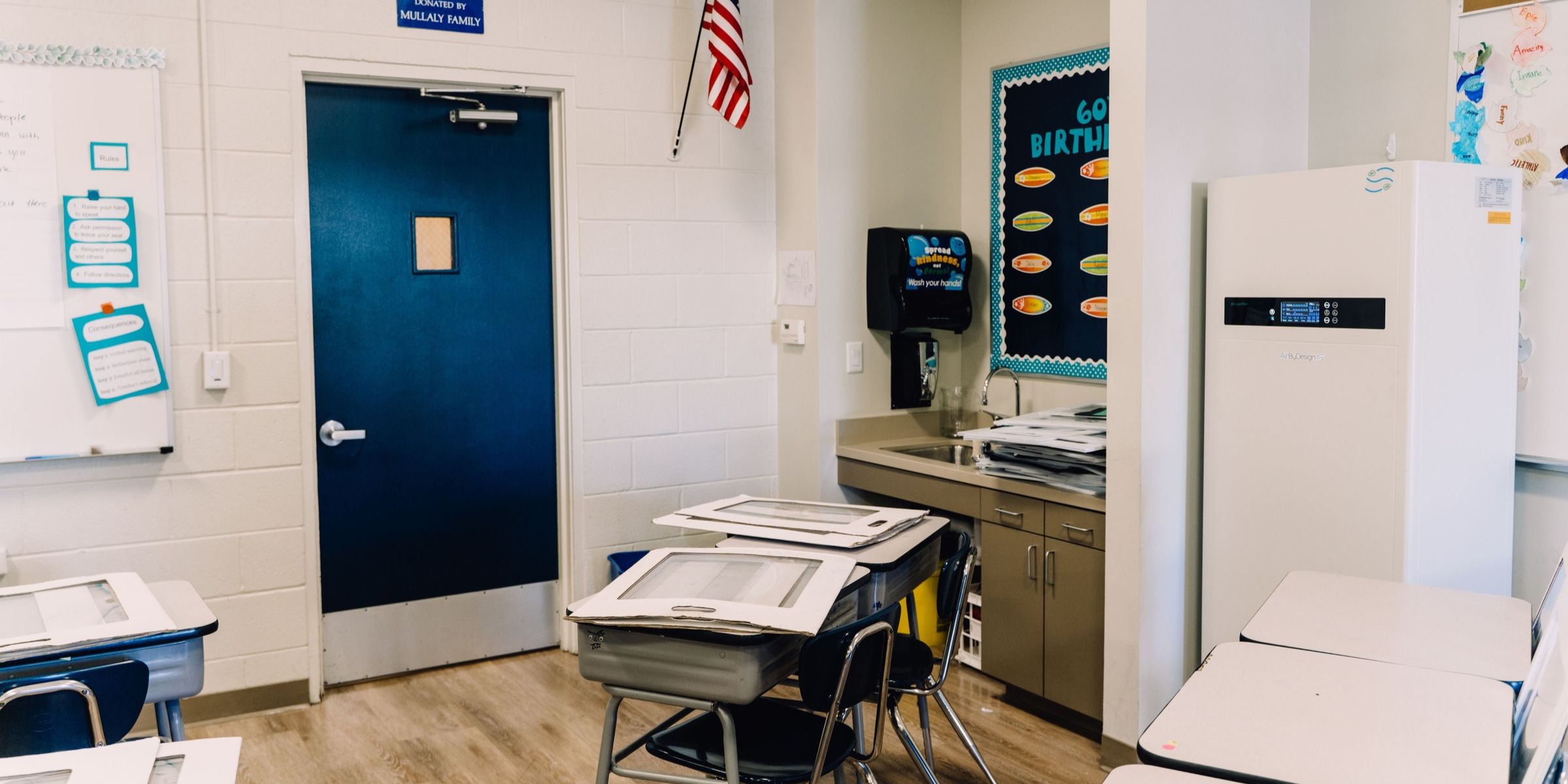 A spacious classroom with desks | Source: Pexels