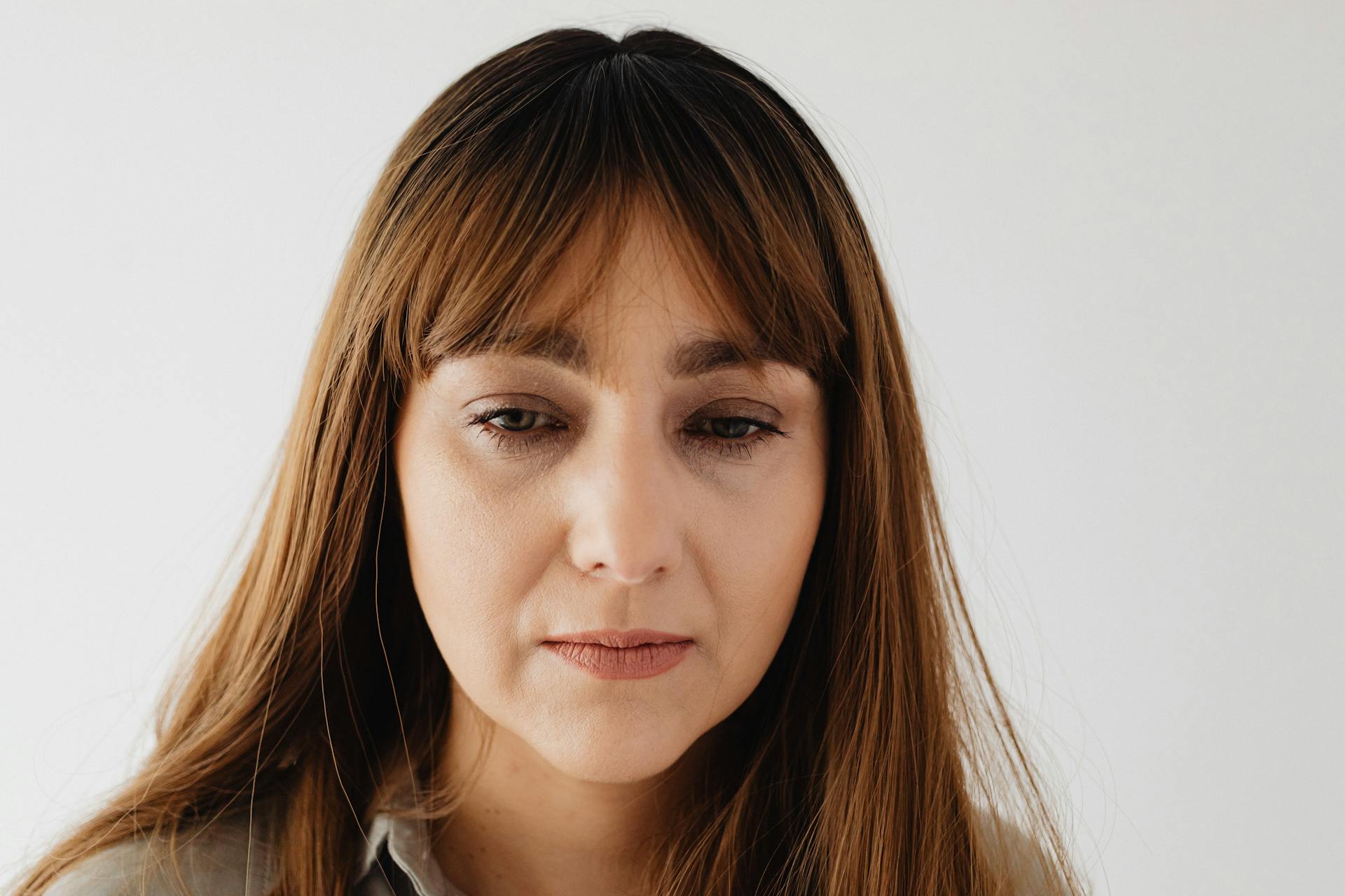 Close-up of a sad woman with eyes downcast | Source: Pexels
