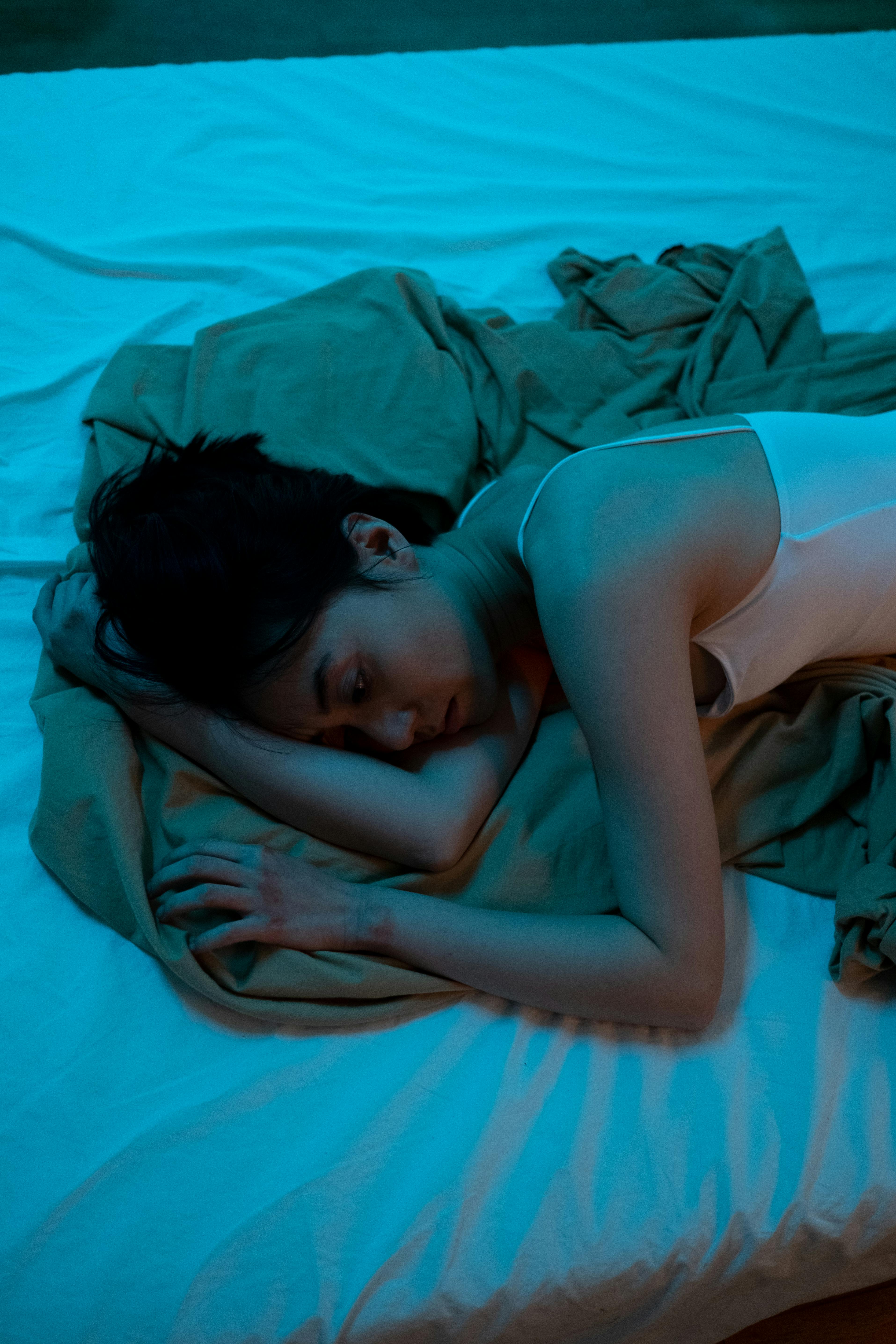 A woman lying in bed | Source: Pexels