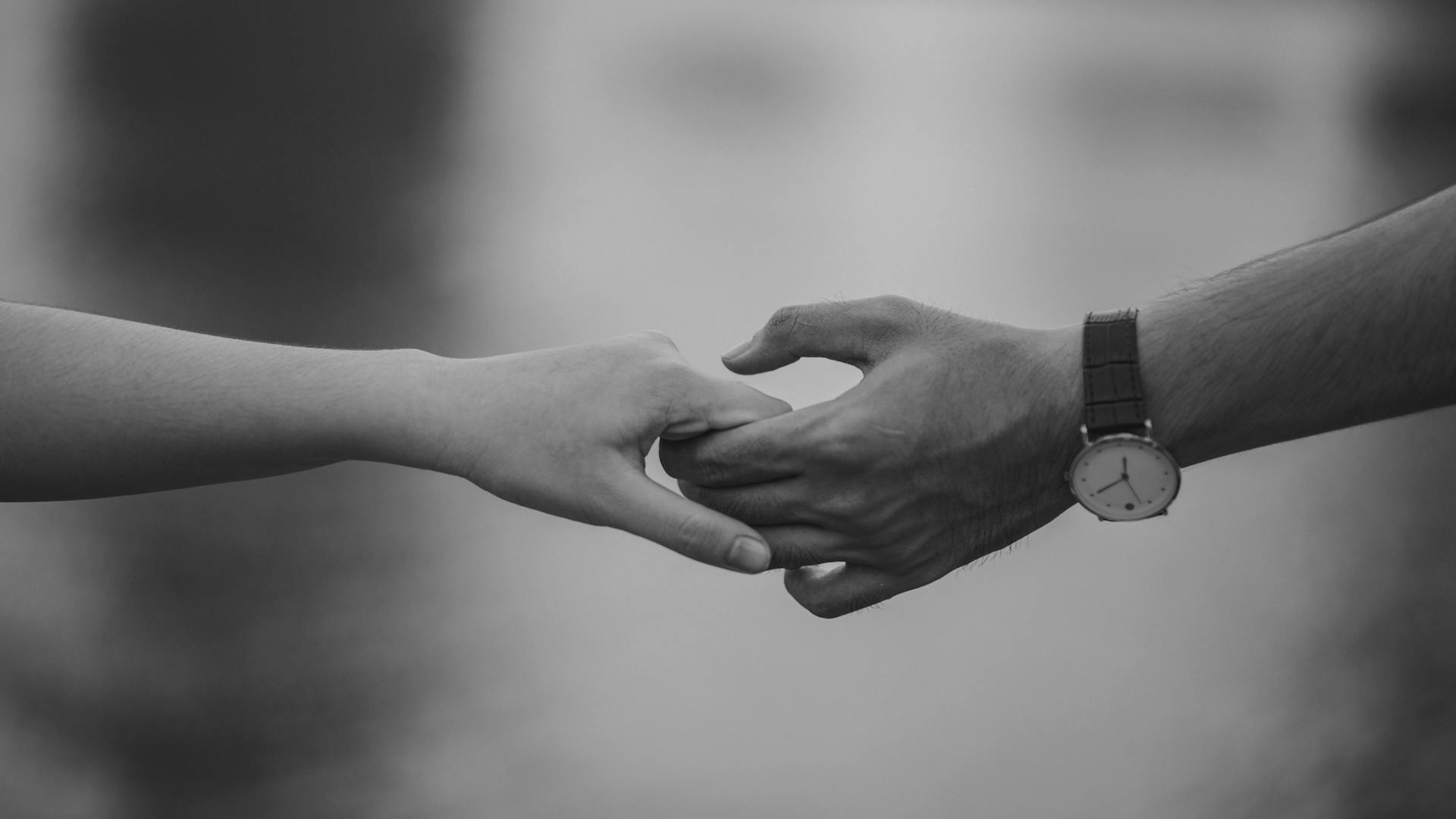 Een stel dat elkaars hand vasthoudt | Bron: Pexels