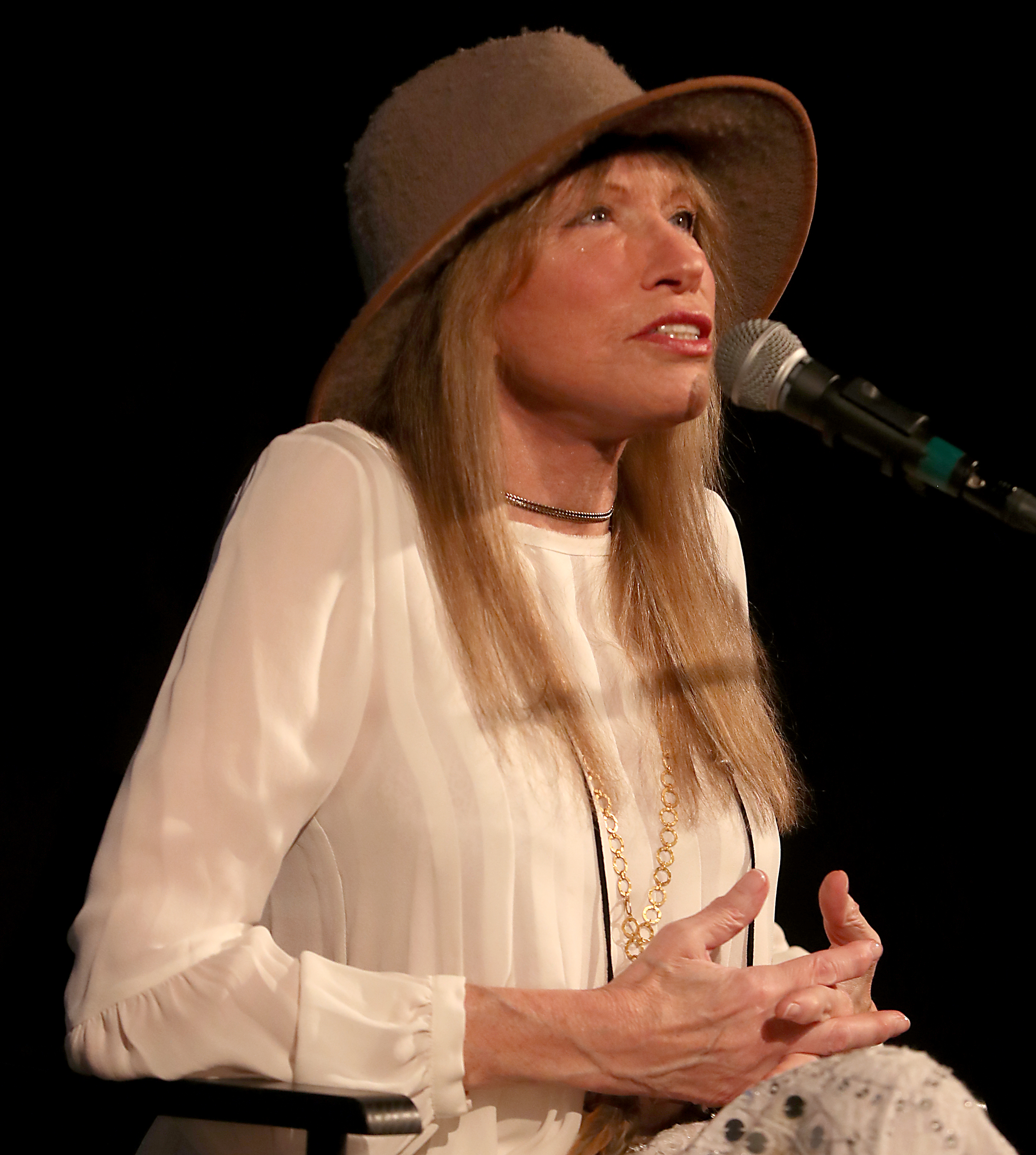 Carly Simon talks about the paperback release of her memoir, "Boys in the Trees: A Memoir," at the Brattle Theater on November 5, 2016 in Cambridge, Massachussetts. | Source: Getty Images