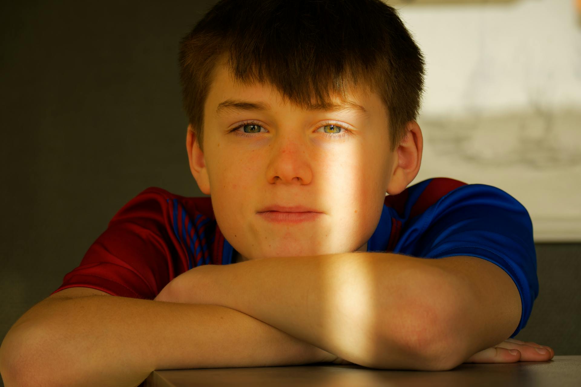 A boy smiling | Source: Pexels