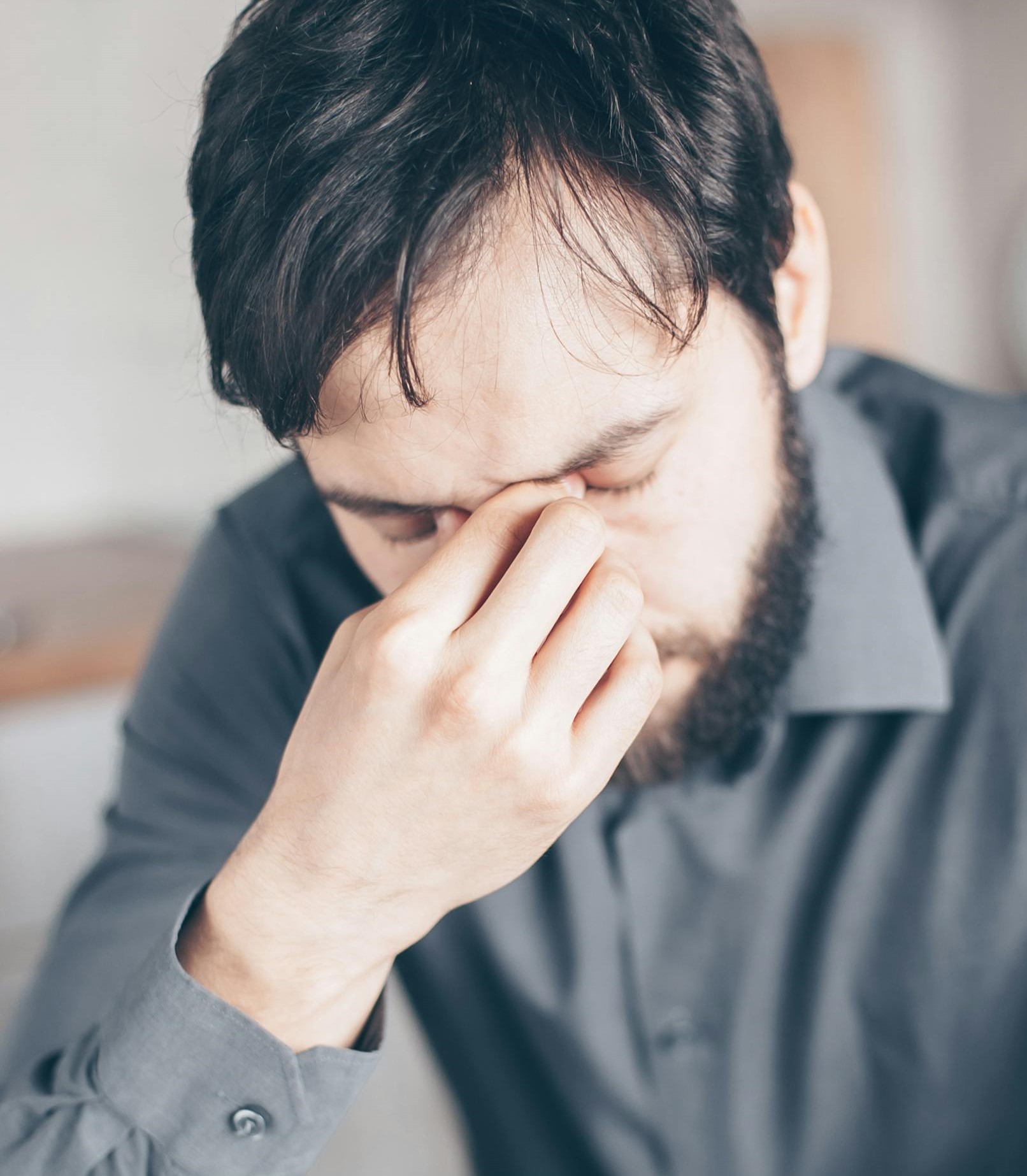 An upset man creasing his brows | Source: Pexels