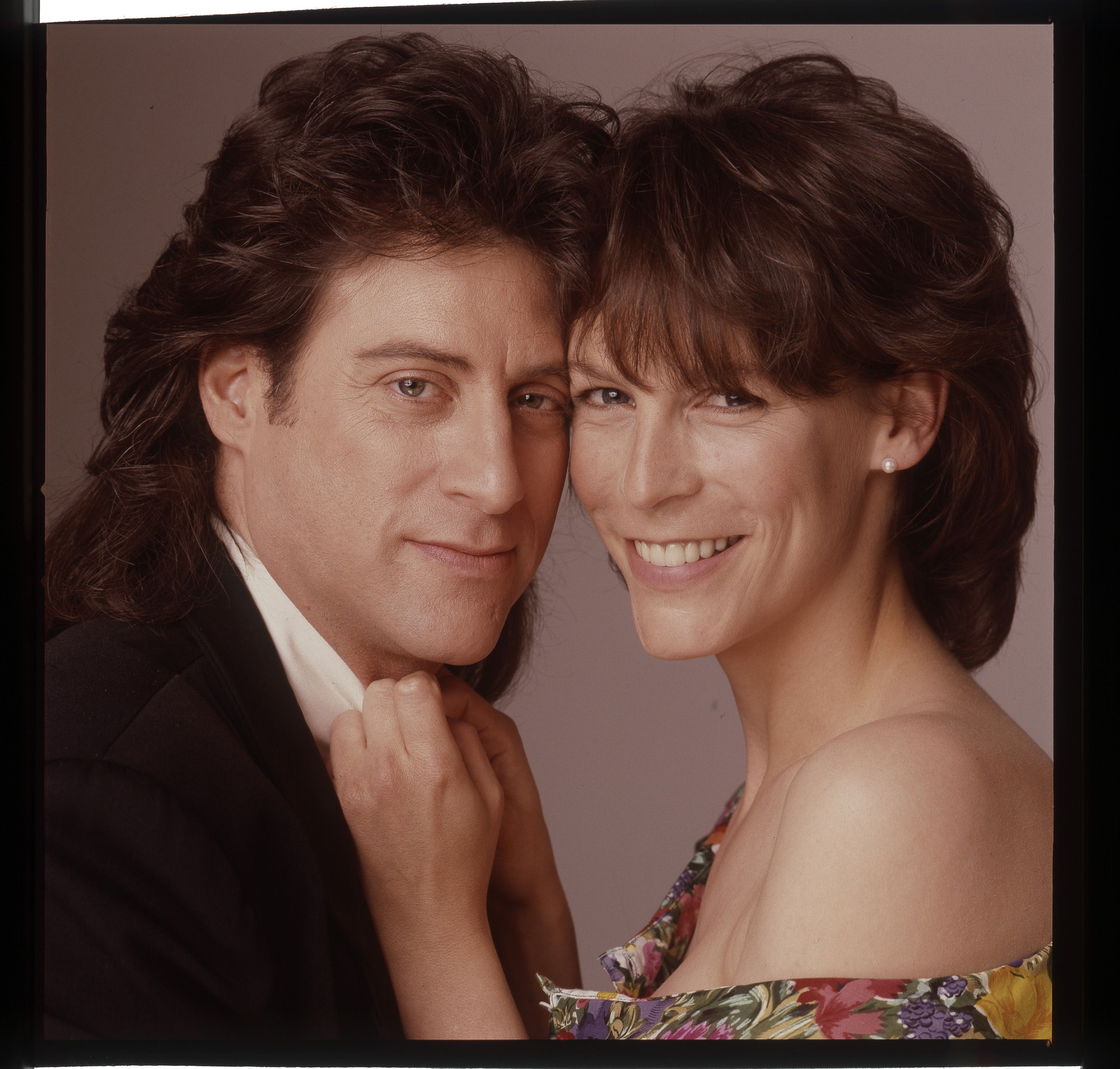 Richard Lewis and Jamie Lee Curtis as Marty and Hannah in "Anything but Love" (1989) | Source: Getty Images