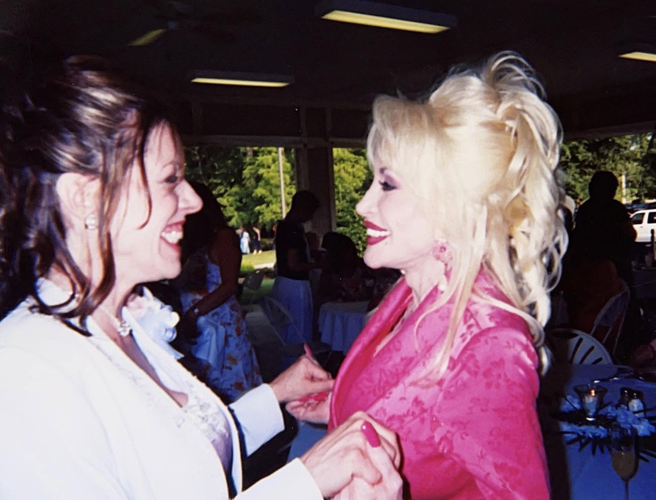Frieda and Dolly Parton | Source: Facebook/Freida Parton