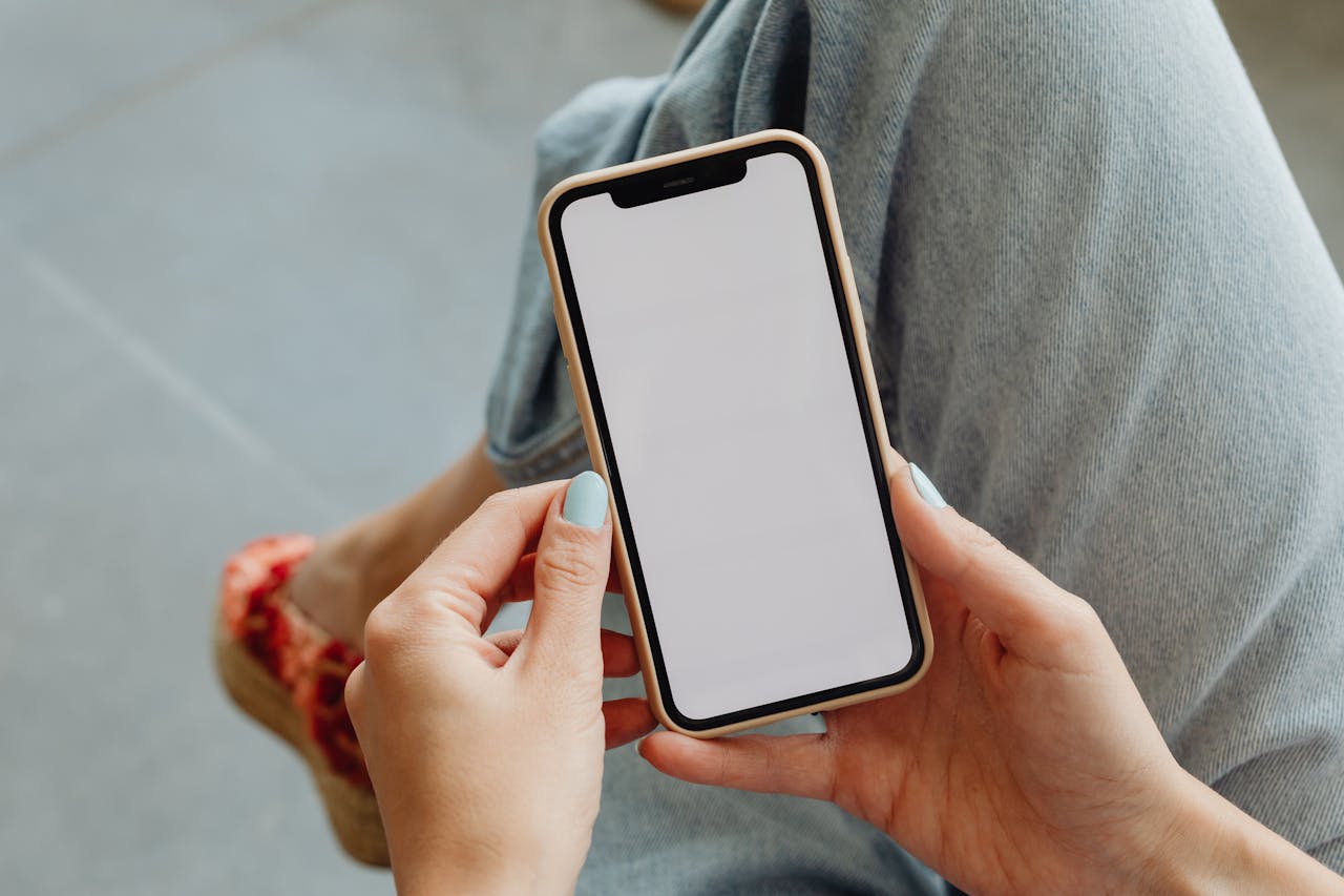 A woman using her phone | Source: Pexels