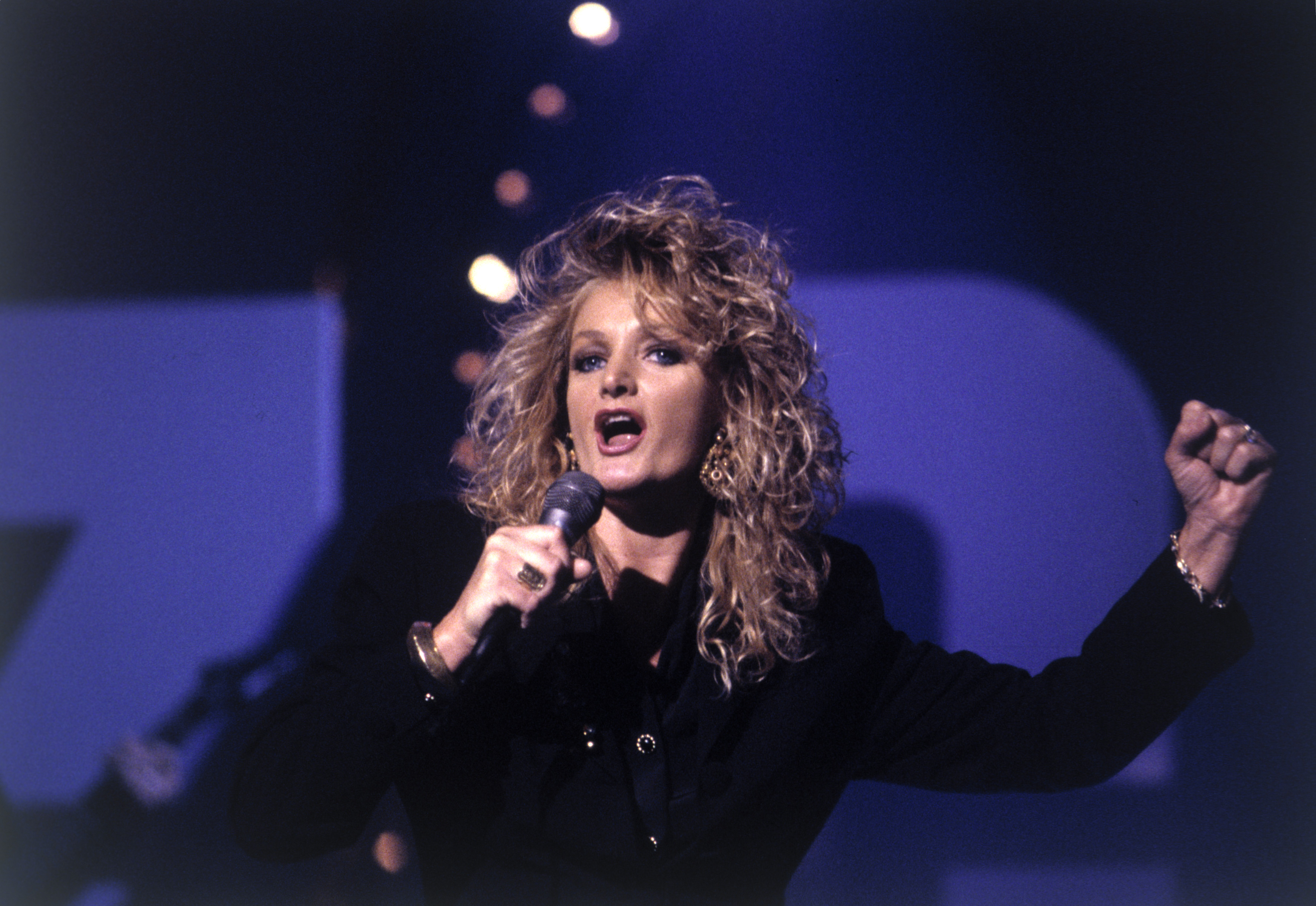 Bonnie Tyler during a 1992 live performance. | Source: Getty Images