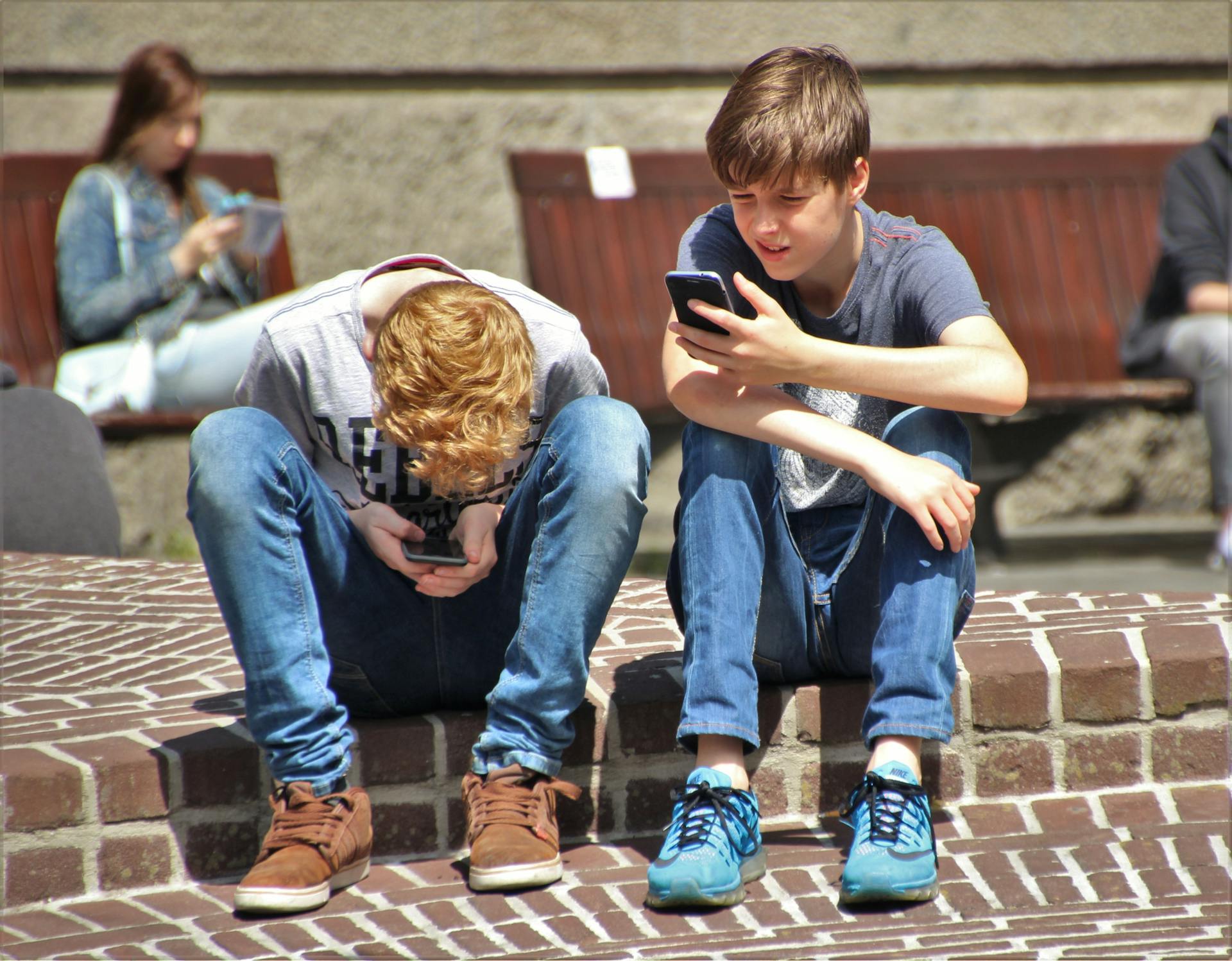 Two boys sitting together | Source: Pexels