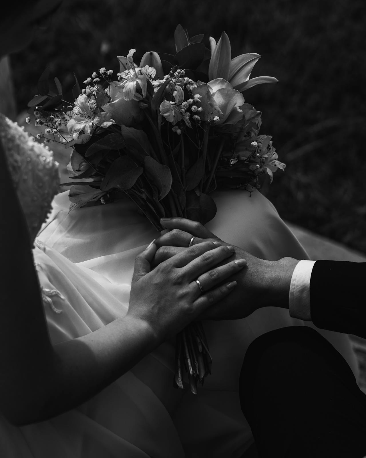 Grayscale shot of a bride and groom holding hands | Source: Pexels