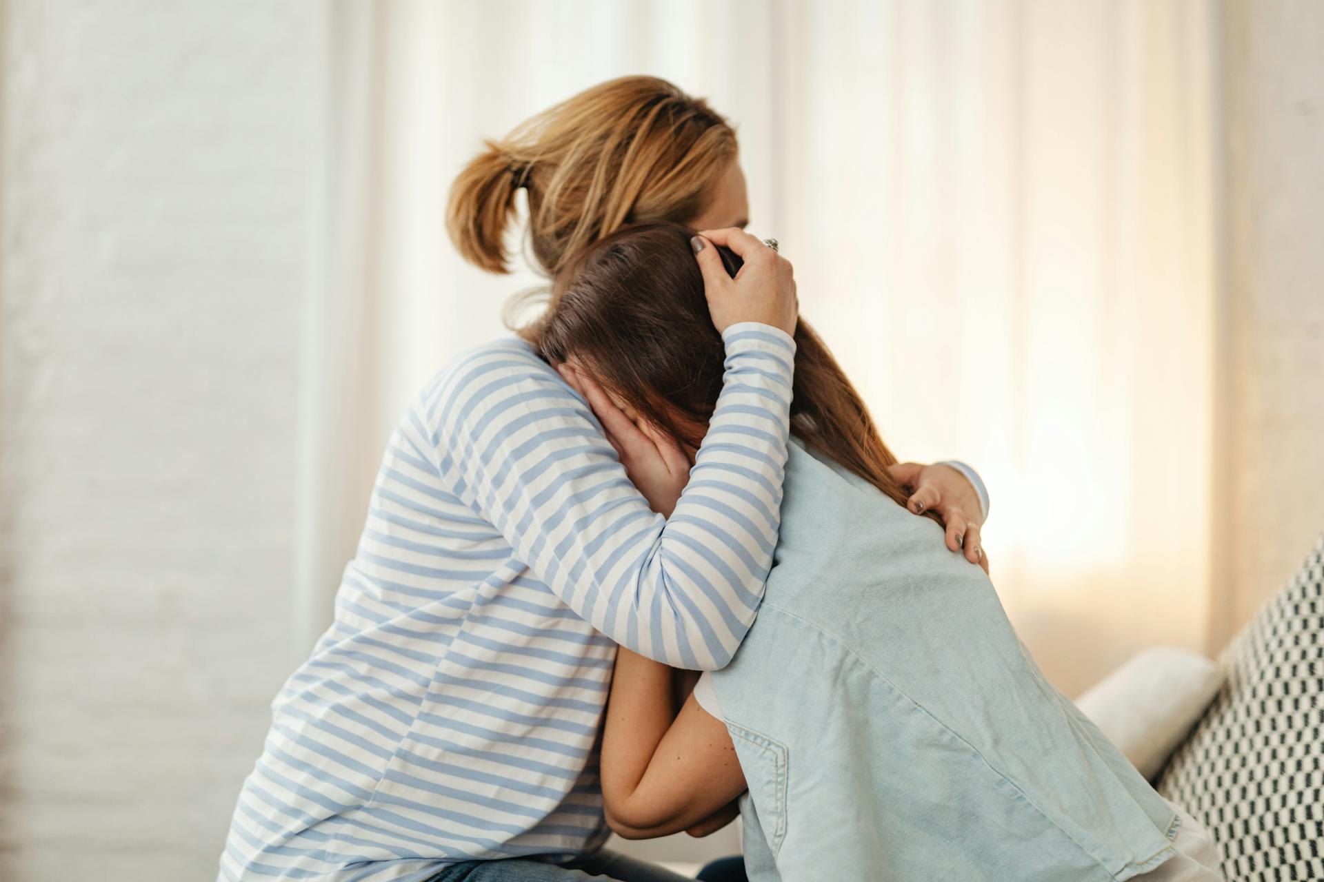 A mother comforting her teenage daughter | Source: Pexels