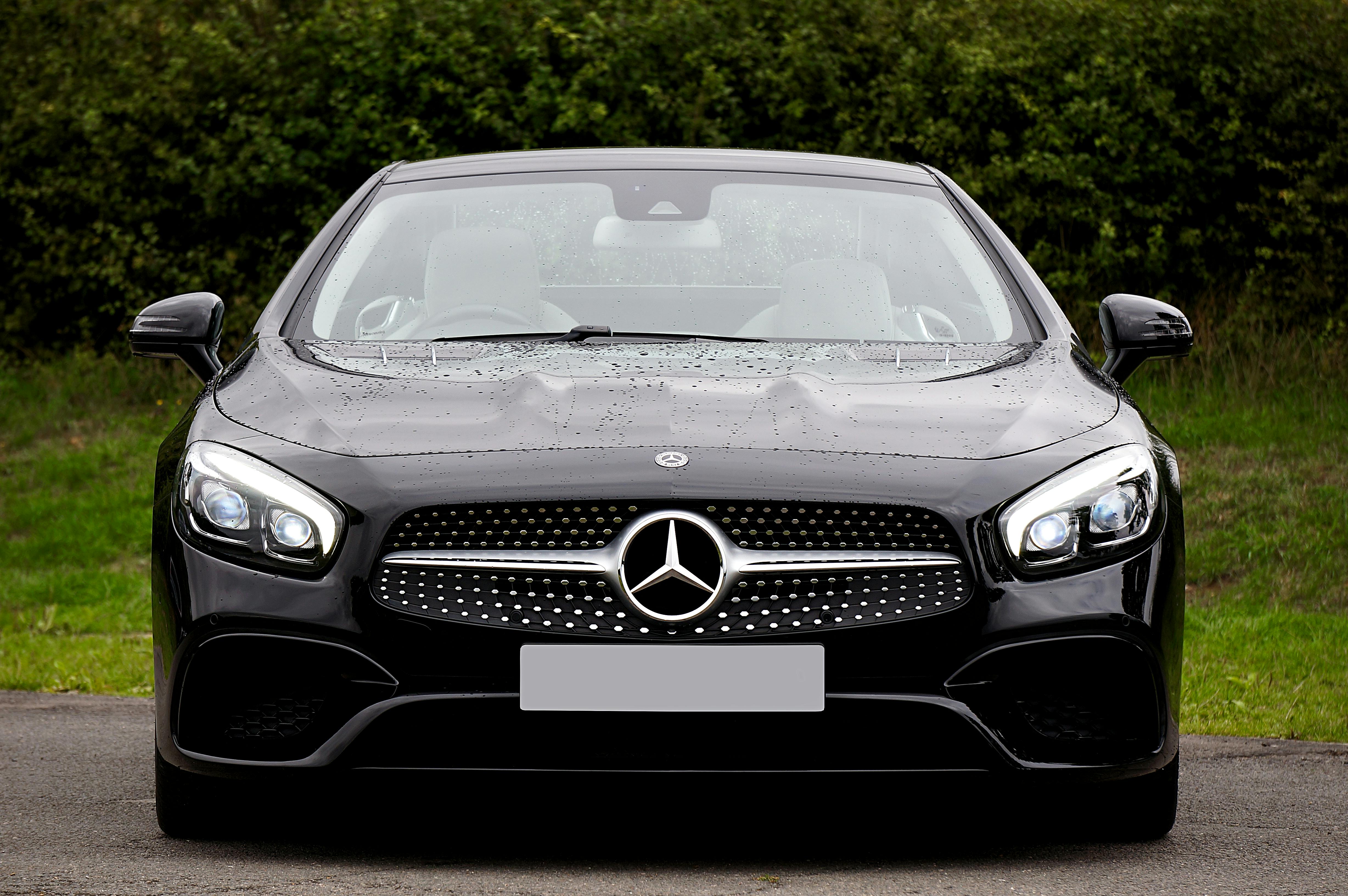 A car parked in a driveway | Source: Pexels