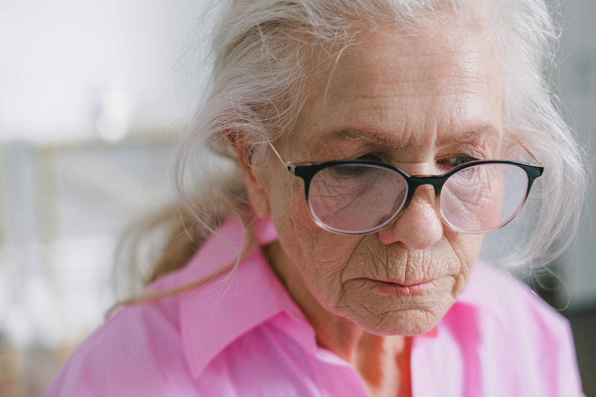 An older woman looking down | Source: Pexels