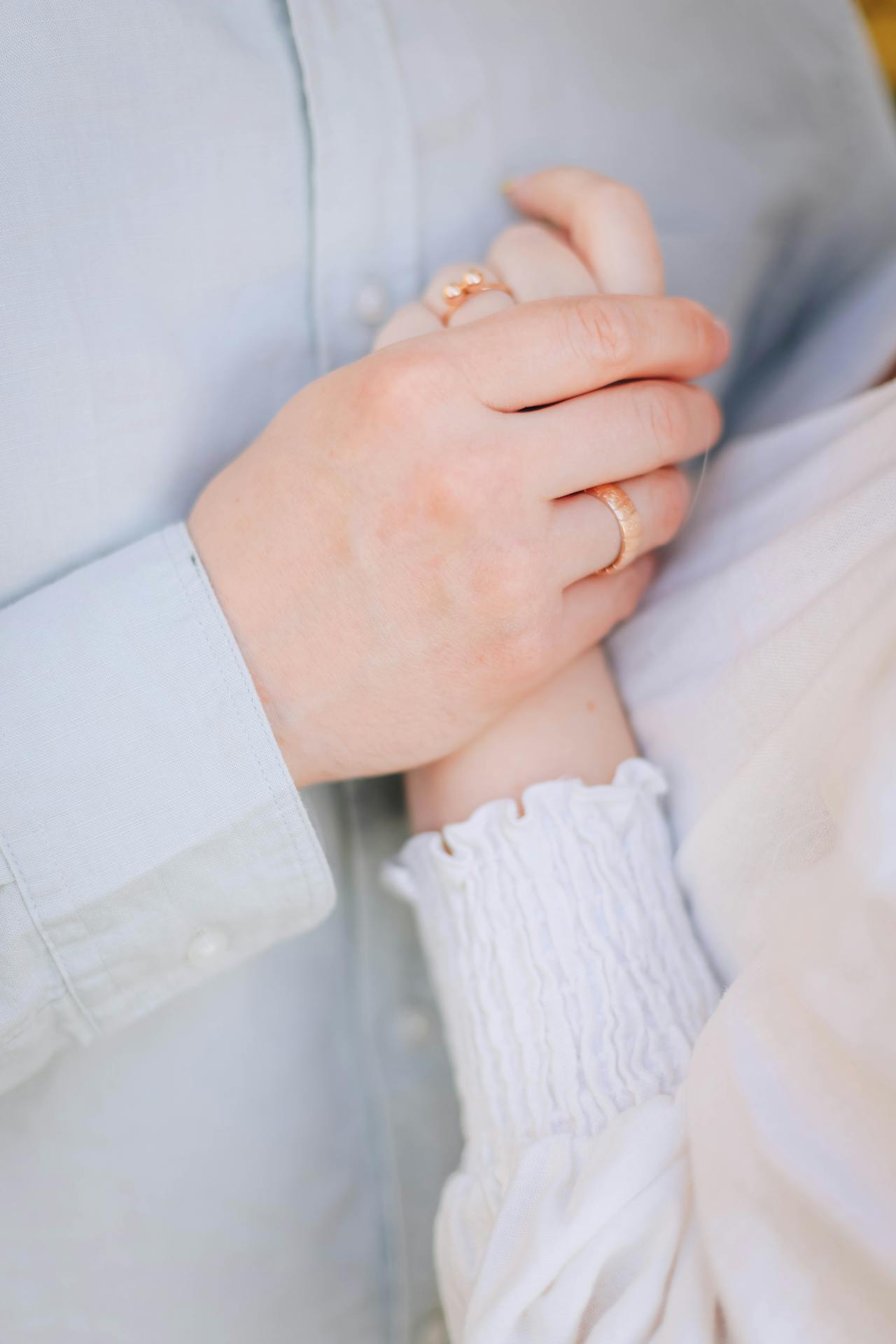 A couple holding hands | Source: Pexels